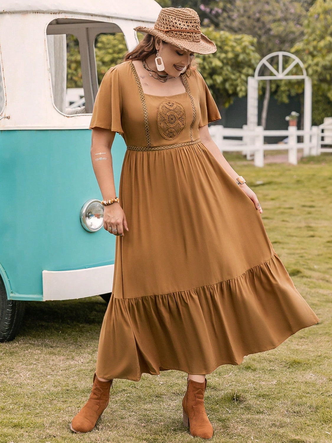 Elegant Plus Size Beach Wedding Guest Dress with Square Neck and Short Sleeves - Ruffle Hem for a Flattering Look