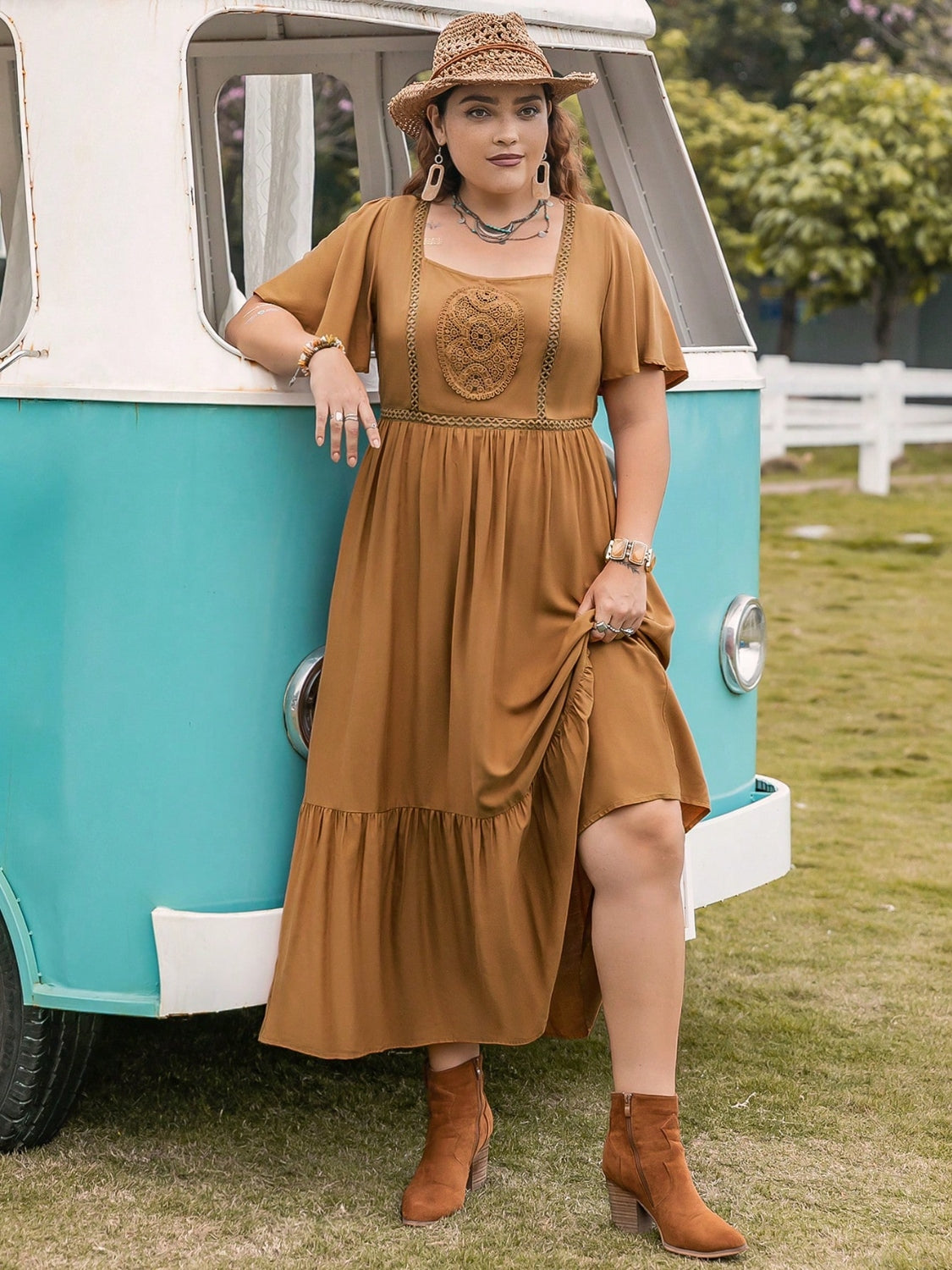 Elegant Plus Size Beach Wedding Guest Dress with Square Neck and Short Sleeves - Ruffle Hem for a Flattering Look