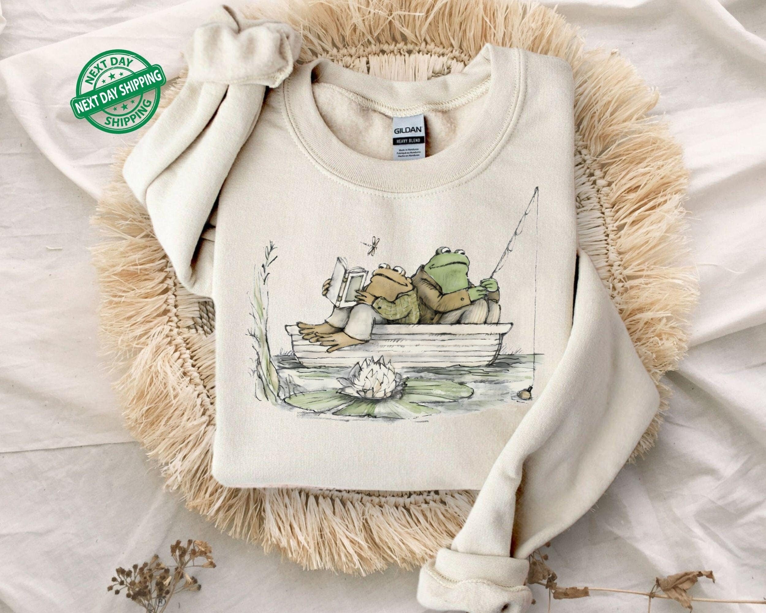 Frog 90s Graphic Sweatshirt, Gildan 18000 Unisex Oversize, Cozy Nature Aesthetic, Book Lovers Hoodie, Printify Choice Gift